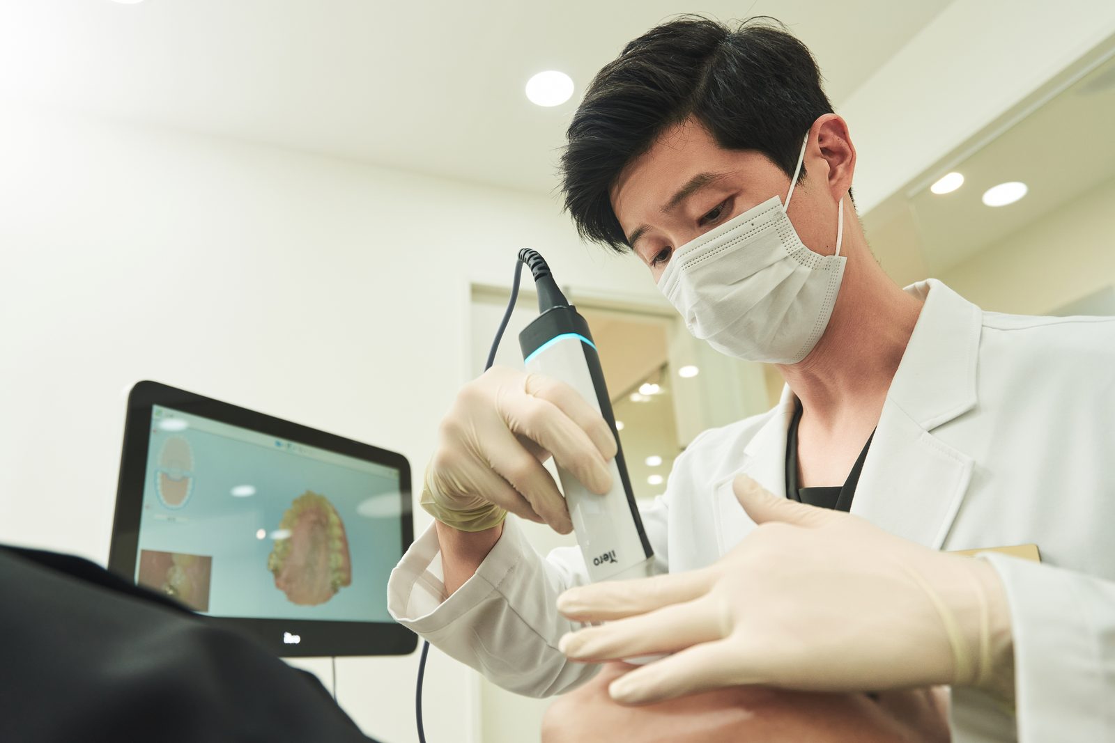 iTero Lumina 구강스캐너로 본뜨기 없이 치아를 스캔하는 장면
