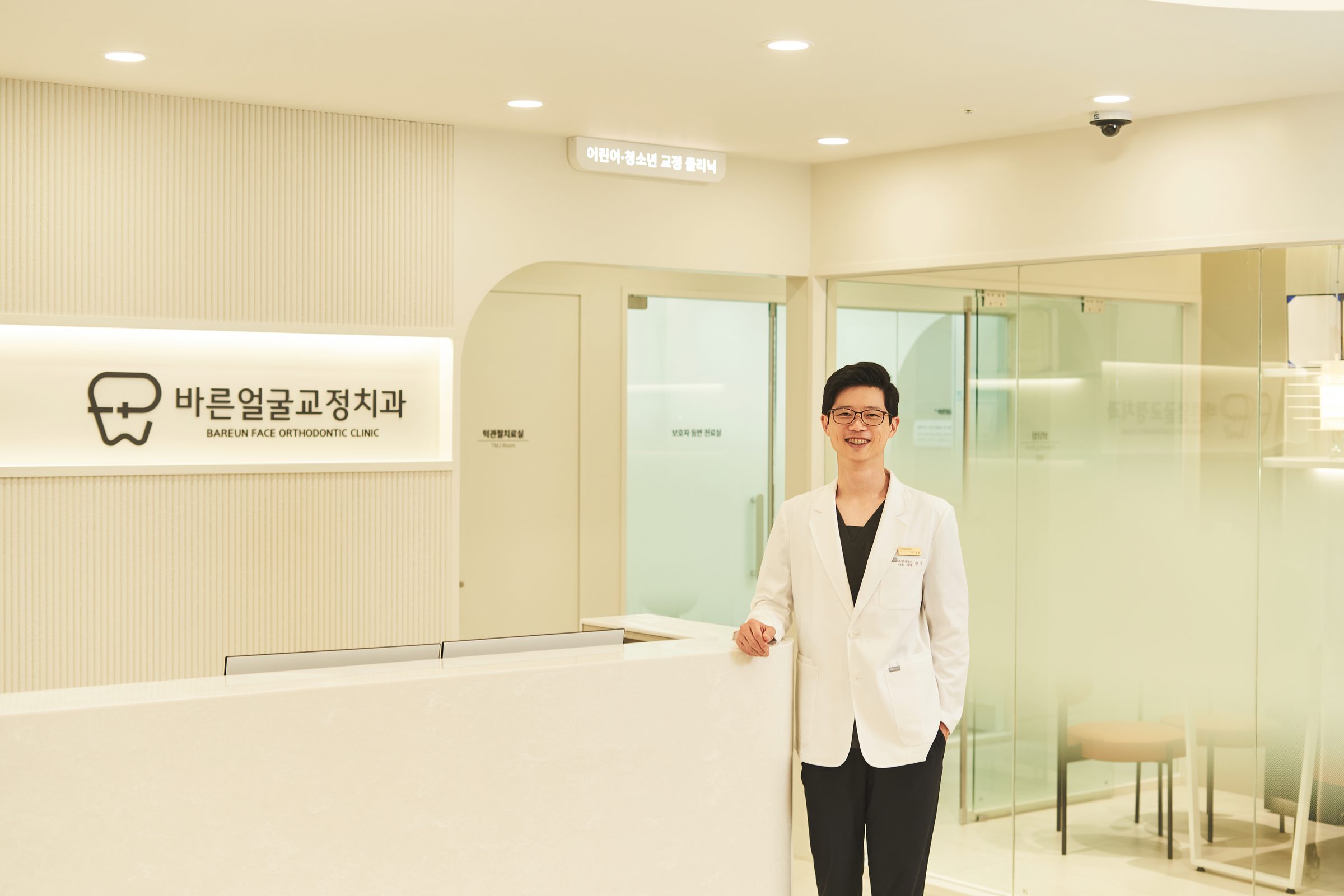 바른얼굴교정치과 안내데스크와 로비 전경 (의정부 민락동 월드II타워 4층)