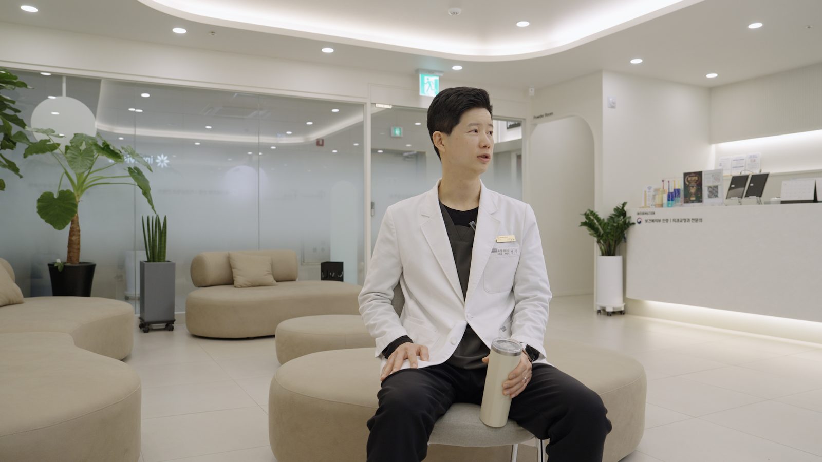 대기 공간에서 진행한 대표원장 인터뷰 영상 스틸