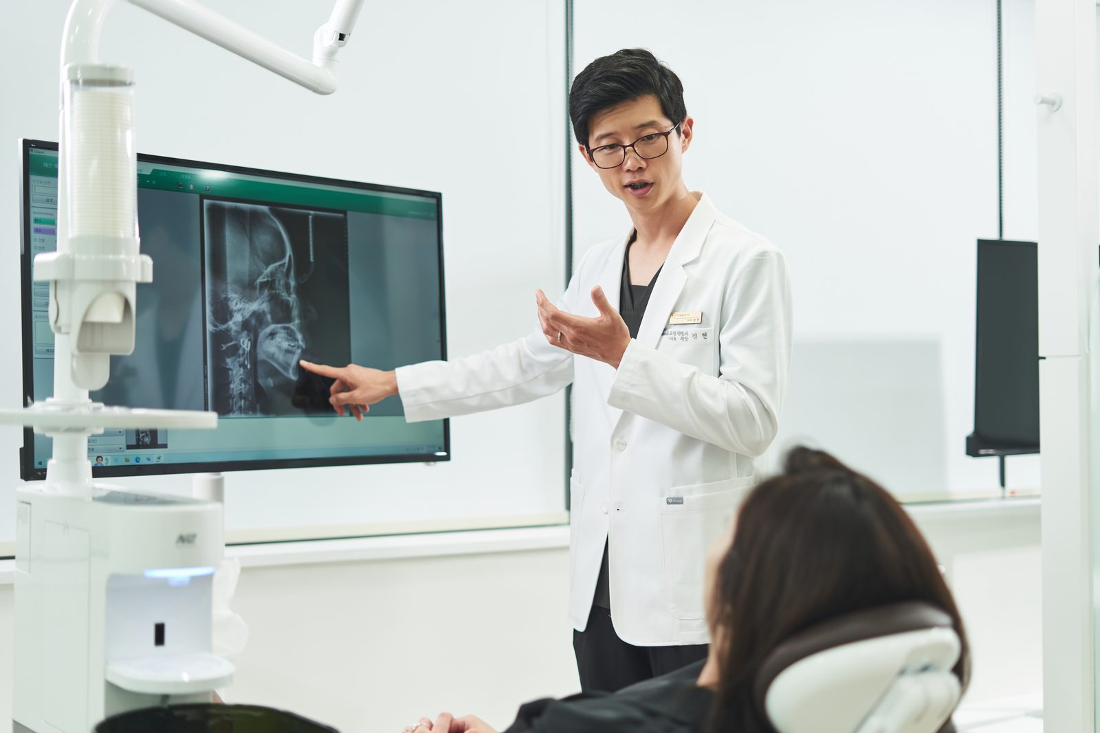 3D CT·X-ray 영상으로 성장판과 턱뼈 상태를 설명하는 치과교정과 전문의